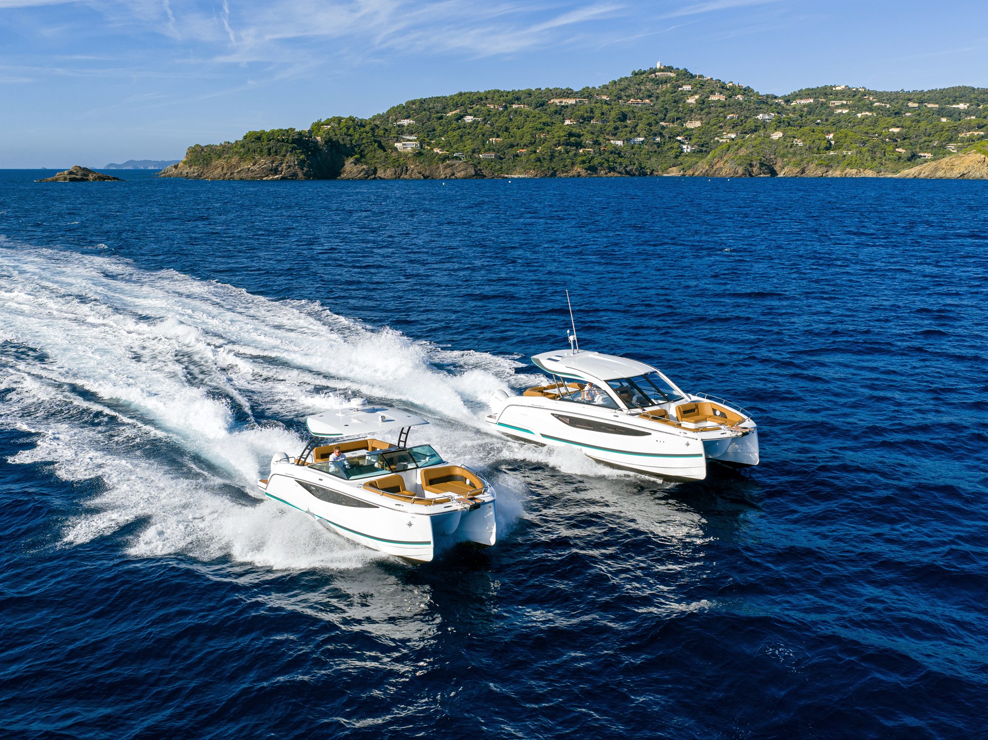 ジャノーからパワーカタマランの新シリーズ「TH」が登場！ 船外機仕様のニューフェイス