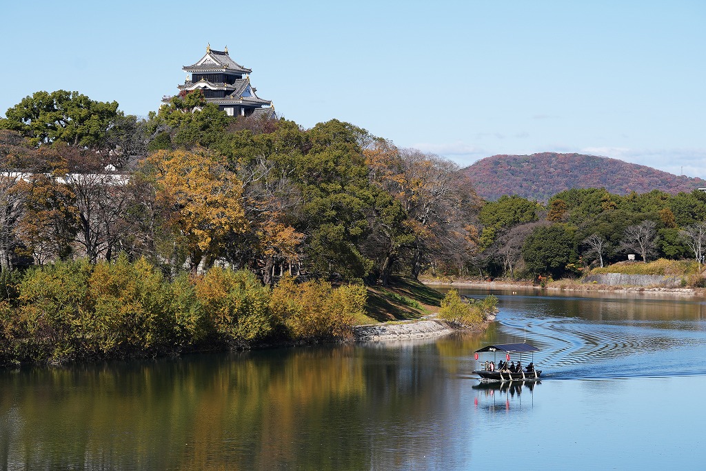 水の上から見上げる漆黒の岡山城 ～戦国大名・宇喜多直家が見た景色